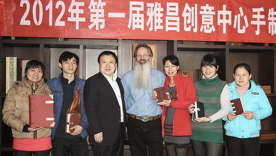 Martinus Janssen in China Buchbindewerkstatt Workshop